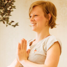 Yogalehrerin Christiane vom Yogastudio Fuß über Kopf freut sich auf unser Yogaretreat am Chiemsee.