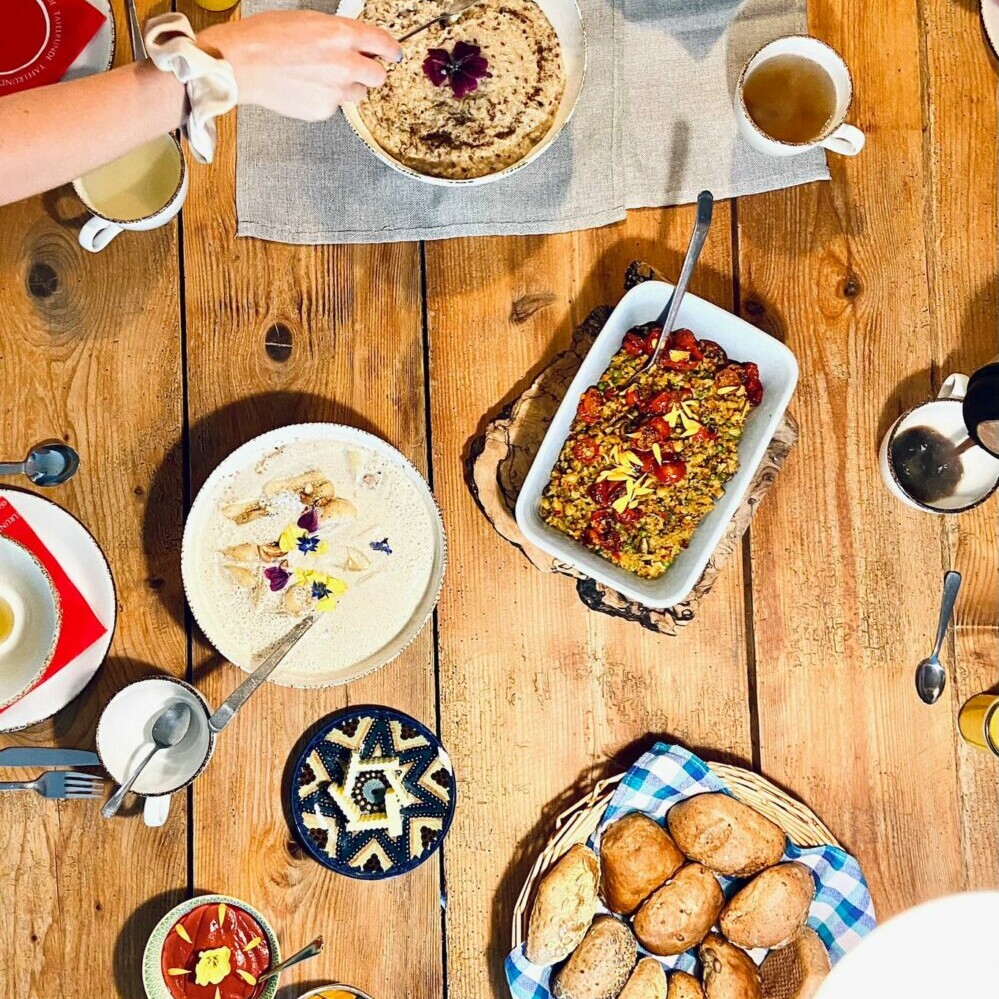 Ein Tisch voller leckerem, ayurvedischem Essen im Allgäu.