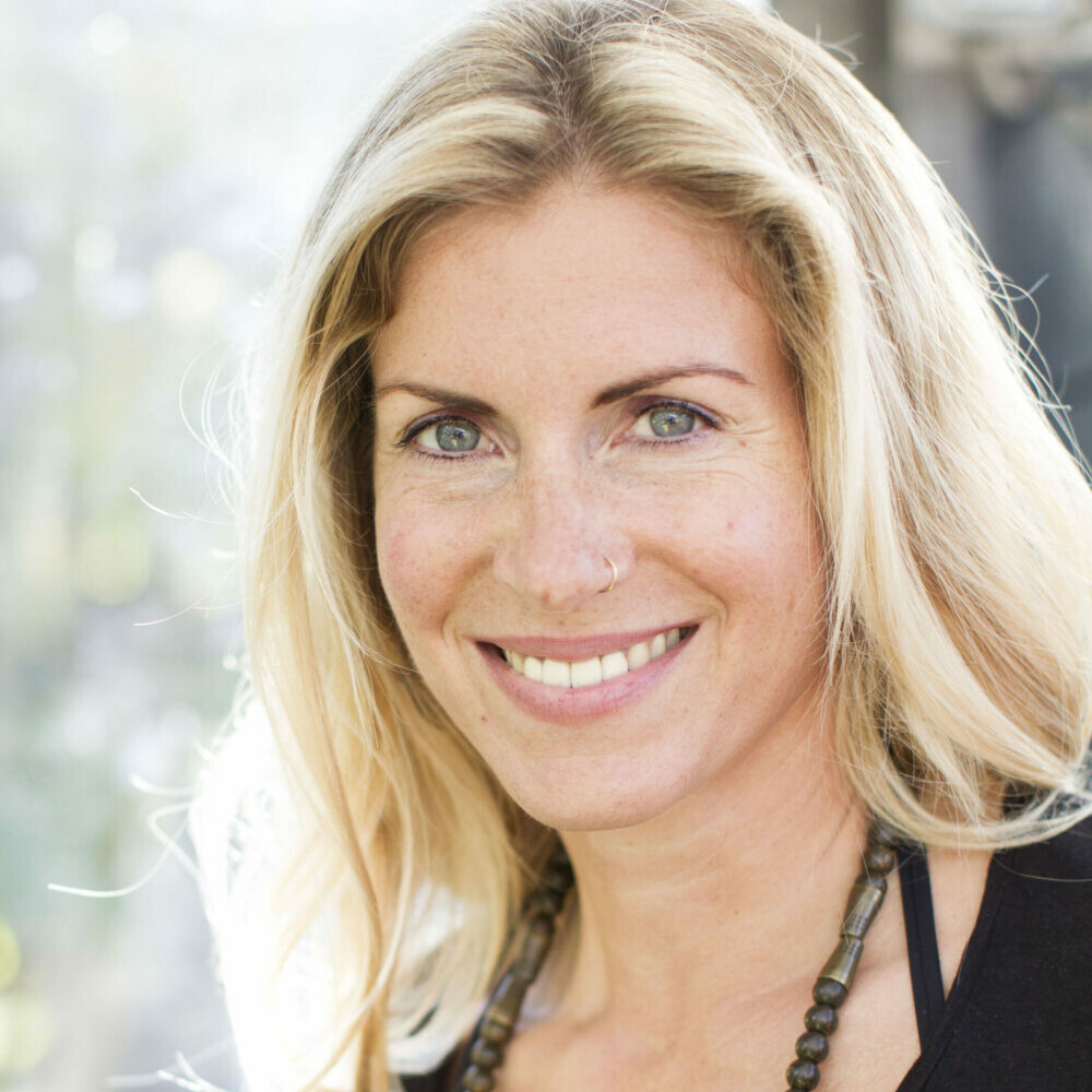 Yogalehrerin Helga Baumgartner unterrichtet Yin Yoga und gibt Fortbildungen, Retreats und Ausbildungen.