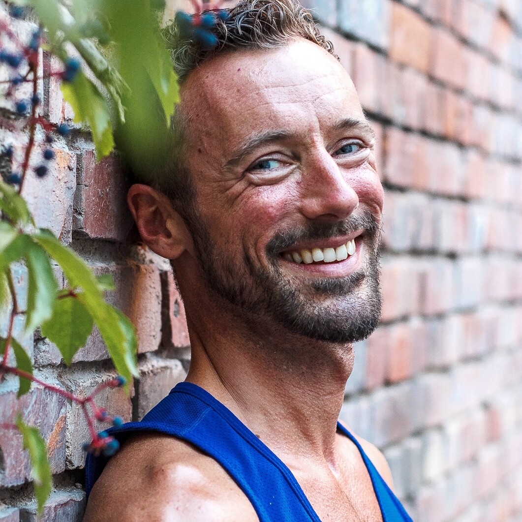 Yogalehrer Fabian gibt Ausbildungen und Retreats und arbeitet als Coach.