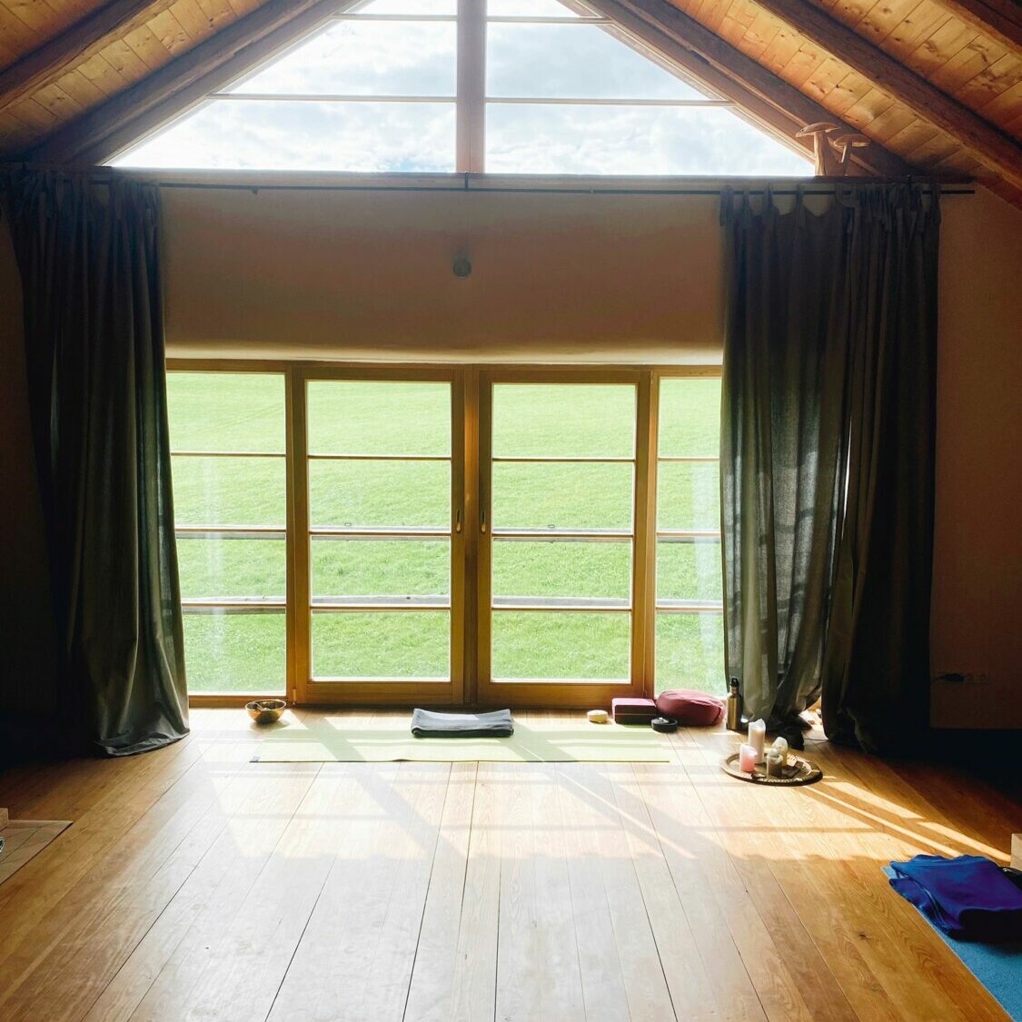 Ein Raum im Allgäu, in dem bei Yoga Retreats praktiziert wird.