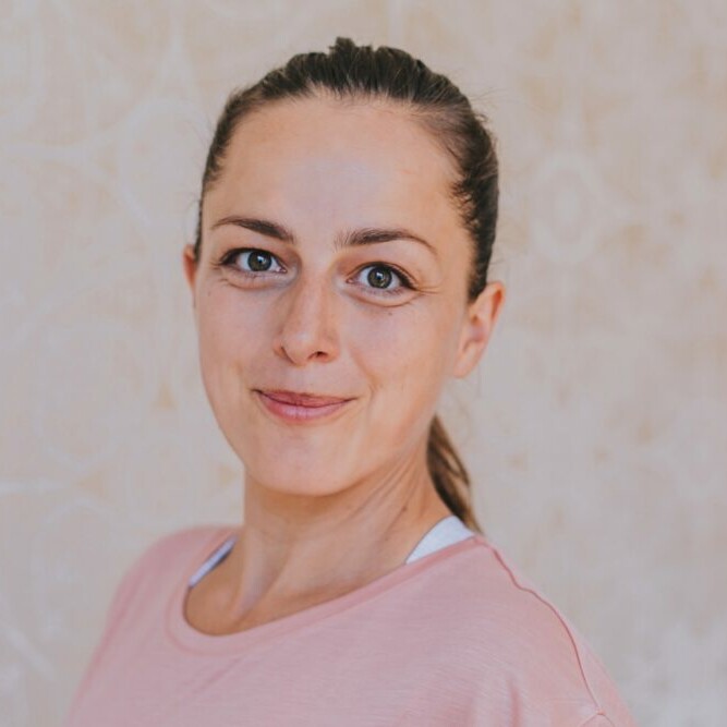 Yogalehrerin Eva gibt Trainings und Retreats zu Yoga, Achtsamkeit, Resilienz und Stressmanagement.