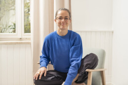Eva sitzt in ihrer Therapie Praxis in Prien am Chiemsee.