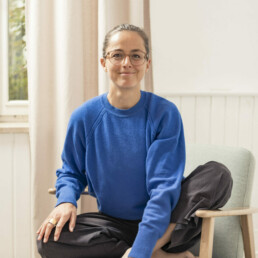 Eva Weinmann sitzt in ihrer Praxis für Ayurveda, Yoga und Therapie in Prien