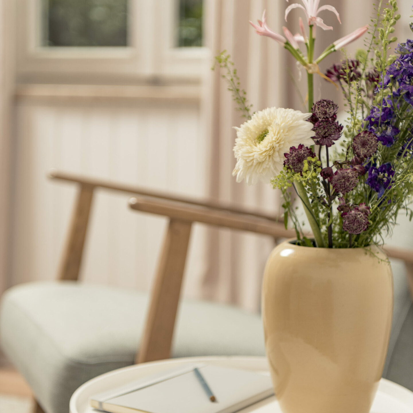 Blumen stehen auf einem Tisch und vor einem Sessel in der Therapie Praxis.