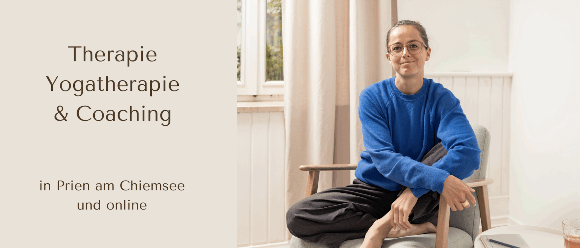 Eva Weinmann sitzt in ihrer Praxis für Yoga und Therapie am Chiemsee.