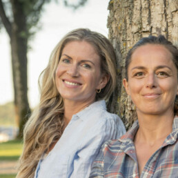 Yogalehrerinnen, die sich auf ihre traumasensible Yoga Fortbildung vorbereiten.